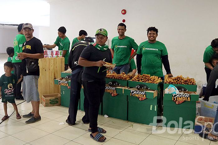 Lumpia Tambaksari dijajakan di tribun VIP Stadion Gelora Bung Tomo saat laga penyisihan Piala Presiden 2018 Grup C antara Madura United melawan Persebaya Surabaya, Minggu  (28/01/2018) siang.