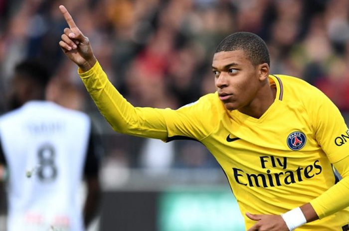 Striker Paris Saint-Germain, Kylian Mbappe, merayakan gol yang dia cetak ke gawang Angers dalam laga Liga Prancis di Stadion Raymond Kopa, Angers, pada 4 November 2017.