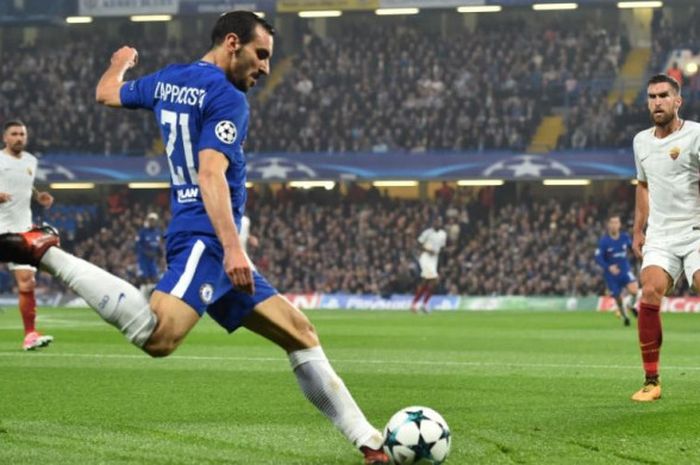 Bek sayap Chelsea, Davide Zappacosta, melepaskan tembakan saat bertemu AS Roma dalam partai Liga Champions di Stamford Bridge, London, 18 Oktober 2017.