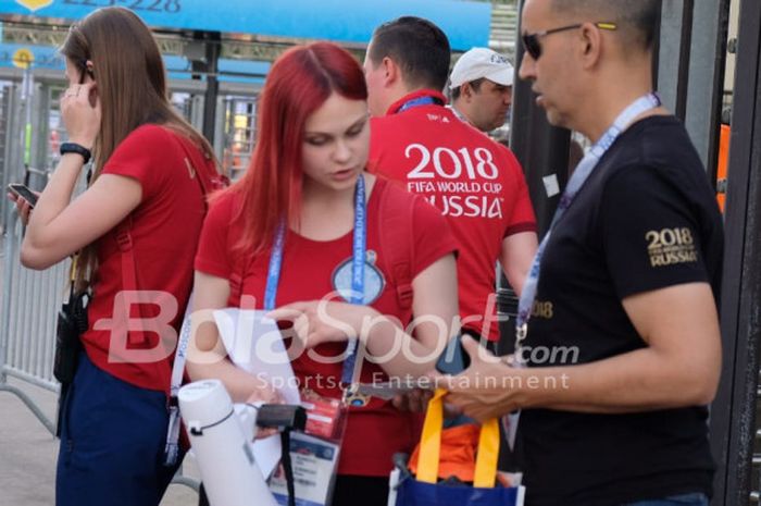 Sukarelawan yang bertugas di area dalam Stadion Luzhniki, Moskow, jelang laga timnas Jerman vs timnas Meksiko di Piala Dunia 2018, Minggu (17/6/2018)