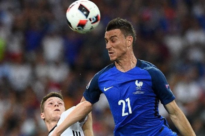  Bek timnas Prancis, Laurent Koscielny, memenangi sundulan lawan gelandang Jerman, Julian Draxler, pada laga semifinal Piala Eropa 2016 di Stade Velodrome, Marseille, Prancis, pada Jumat (8/7/2016) dini hari WIB. 