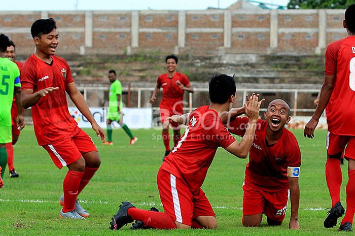 Pemain Blitar United, Yoga Eka Fermansyah Hera (kedua dari kanan), melakukan selebrasi bersama rekan setimnya seusai mencetak gol ke gawang PSBS Biak pada laga perdana wilayah timur Liga 2 2018 di Stadion Soepriadi Blitar, Jawa Timur, Selasa (24/04/2018) sore.