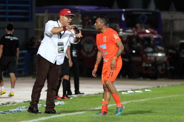 Pelatih Borneo FC, Iwan Setiawan memberikan instruksi pada Titus Bonai saat laga Borneo FC Vs Arema FC pada babak penyisihan Piala Gubernur Kaltim 2018 Grup A di Stadion Segiri, Samarinda, Kalimantan Timur, Minggu (25/02/108)