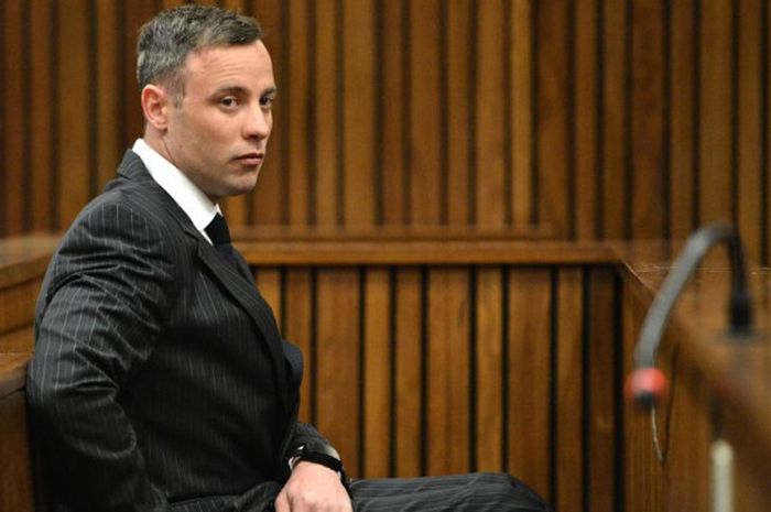 Paralimpian asal Afrika Selatan, Oscar Pistorius, duduk di Pengadilan Pretoria sebelum sidang pengambilan keputusan di Pretoria, Afrika Selatan, pada 13 Juni 2016.