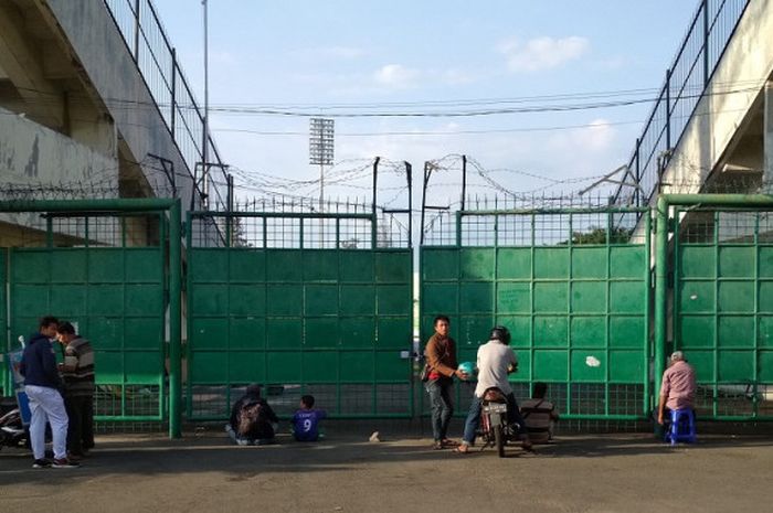 Beberapa pengunjung Stadion Manahan terlihat sedang asik menikmati pertandingan, Kamis (3/8/17).