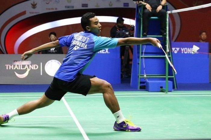 Pemain tunggal putra Indonesia, Tommy Sugiarto, sedang mengembalikan kok kepada lawannya, Kantaphon Wangcharoen (Thailand), pada laga final Thailand Masters 2017 di Nimibutr Stadium, Minggu (12/2/2017).