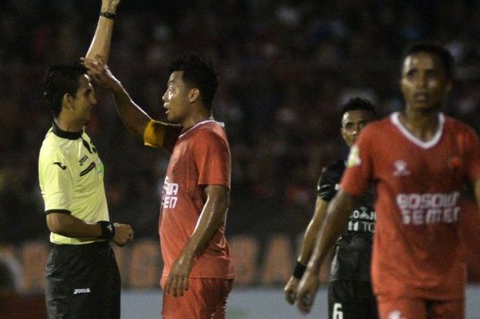 Kapten PSM Makassar, Hamka Hamzah, berbincang dengan wasit dalam laga Liga 1 kontra Persija Jakarta di Stadion Andi Mattalatta, Minggu (30/4/2017).