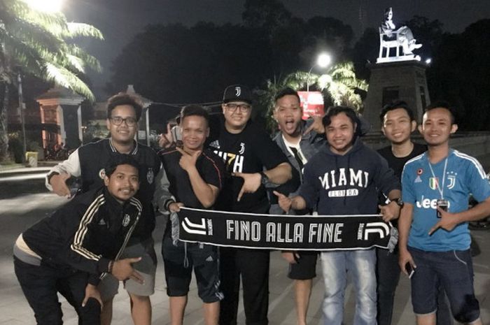 Juventus Club Indonesia (JCI) Chapter Solo, saat berada di Stadion Manahan, Solo, Sabtu (19/5/2018) untuk merayakan kemenangan 2-1 Juventus atas Hellas Verona.