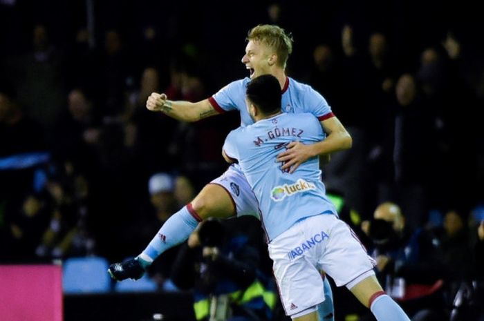 Striker Celta Vigo, Maximiliano Gomez, merayakan golnya bersama Daniel Wass (belakang) dalam laga Liga Spanyol kontra Real Madrid di Stadion Balaidos, Vigo, pada 7 Januari 2018.