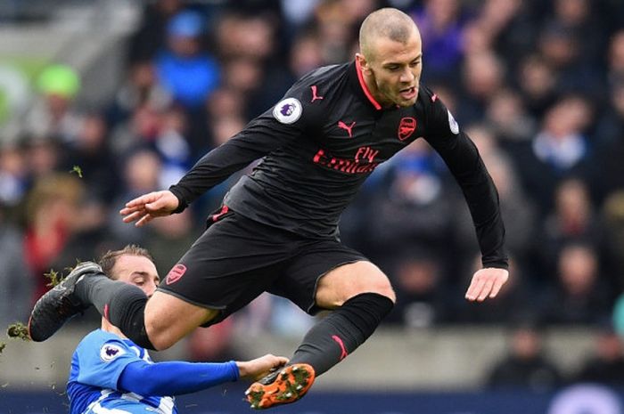 Penyerang Brighton & Hove Albion, Glenn Murray (kiri), melanggar gelandang Arsenal, Jack Wilshere, dalam laga Liga Inggris di Stadion Amex, Brighton, pada 4 Maret 2018.