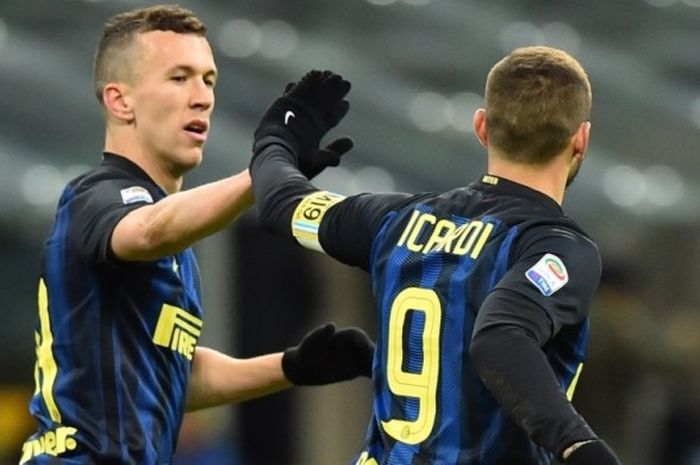 Winger Inter Milan, Ivan Perisic (kiri), ikut merayakan gol Mauro Icardi ke gawang Chievo Verona dalam laga Serie A di Stadion Giuseppe Meazza, Milan, 14 Januari 2017.