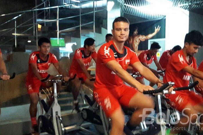 Lorenzo Pace (depan kiri) saat berlatih bersama Madura United di Fitnes Atlas Sport Center, Surabaya, Jawa Timur (23/08/2017) Rabu sore. 