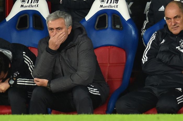 Ekspresi manajer Manchester United, Jose Mourinho (tengah), saat memerhatikan para pemainnya bertanding menghadapi Crystal Palace dalam laga Liga Inggris 2017-2018 di Stadion Selhurst Park, London, Inggris, pada Senin (5/3/2018).