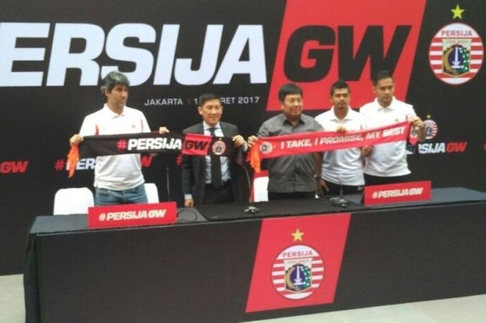 Direktur anyar Persija, Gede Widiade (tengah) bersama pelatih Stefano Cugura (kiri), Presiden klub Ferry Paulus (dua dari kanan), kiper Andritany Ardhiyasa (kanan), dan Bambang Pamungkas pada jumpa pers di Mall Epicentrum, Kuningan, Jakarta Selatan, Selasa (14/3/2017). 