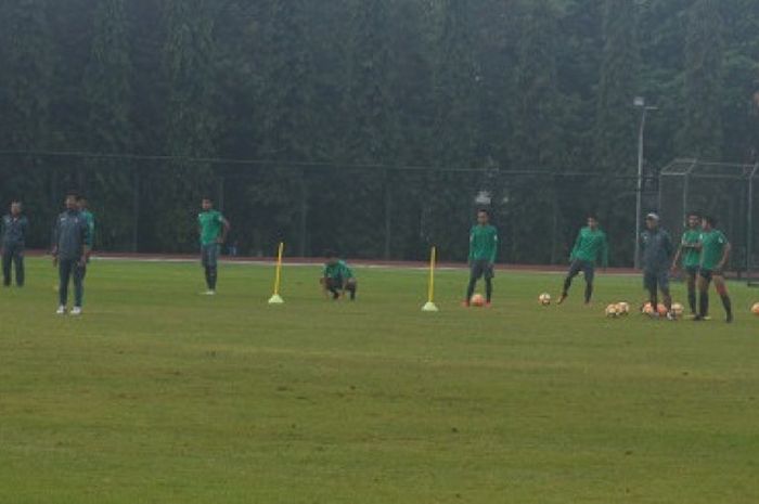 Pelatih timnas U-19 Indonesia, Indra Sjafri, saat memimpin latihan di Stadion Universitas Negeri Yogyakarta (UNY), Selasa (26/6/2018) pagi WIB.