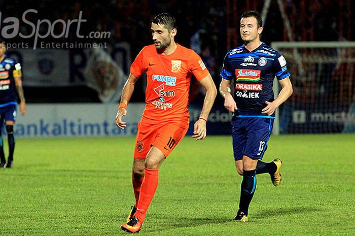 Gelandang Arema FC, Balsa Bozovic (kanan), mengawal gelandang Borneo FC, Srdjn Lopicic, pada babak penyisihan Grup A Piala Gubernur Kaltim 2018 di Stadion Segiri Samarinda, Kalimantan Timur, Minggu (25/02/2018) malam.