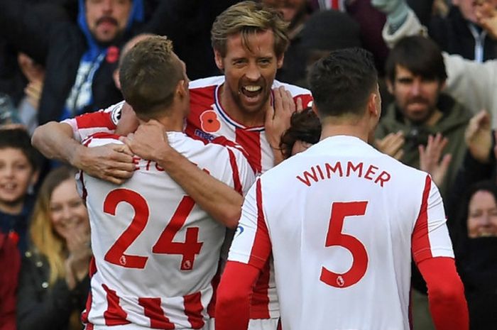 Penyerang Stoke City, Peter Crouch, melakukan selebrasi bersama rekan satu timnya setelah mencetak gol ke gawang Leicester City dalam laga lanjutan Liga Inggris di Bet365 Stadium, Sabtu (5/11/2017) waktu setempat.