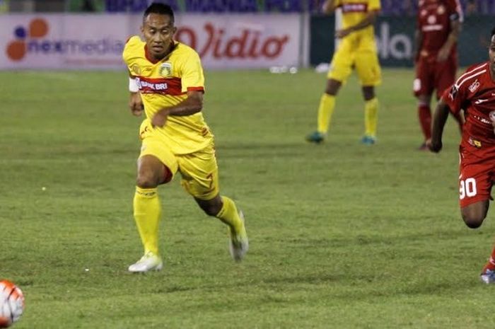 Pemain Semen Padang, Boas Atuturi (kanan) mencoba mengejar gelandang serang Bhayangkara FC, Antoni P