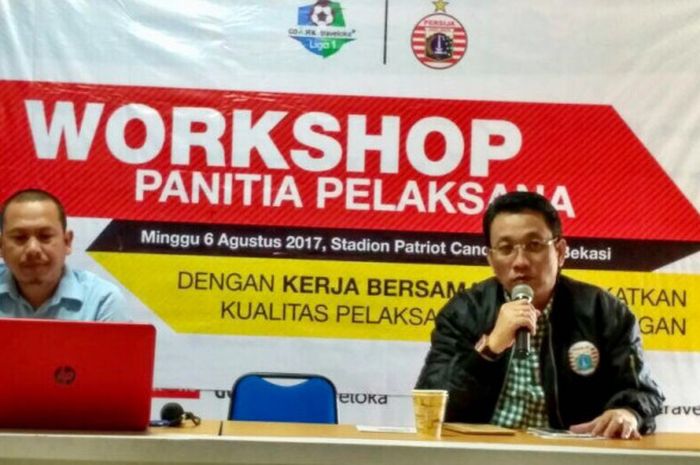 Ketua Panpel Persija, Arief Kusuma Perdana, bersama dengan GC Persija, Rahmad Priyadi, dalam acara Workshop Panitia Panpel dari PT LIB di Stadion Patriot, Bekasi, Minggu (6/8/2017)