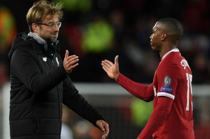 Manajer Liverpool FC, Juergen Klopp (kiri), menyalami Daniel Sturridge seusai laga Grup E Liga Champions kontra Spartak Moskva di Stadion Anfield, Liverpool, Inggris, pada 6 Desember 2017.