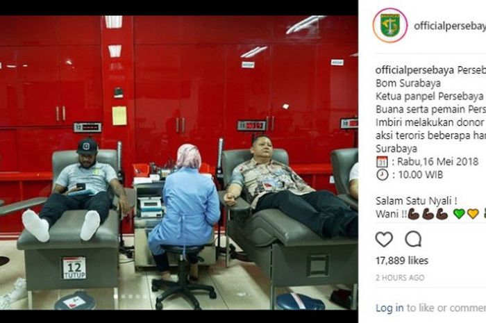 Fandry Imbiri dan Whisnu Sakti Buana saat donor darah di PMI Surabaya, Rabu (16/5/2018) siang. 