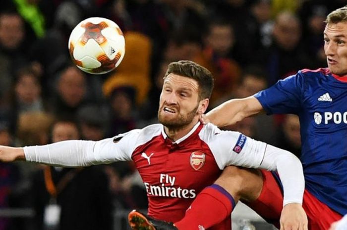 Striker CSKA Moskva, Fedor Chalov (kanan), berduel dengan bek Arsenal Shkodran Mustafi dalam partai Liga Europa di VEB Arena, Moskwa, 12 April 2018.