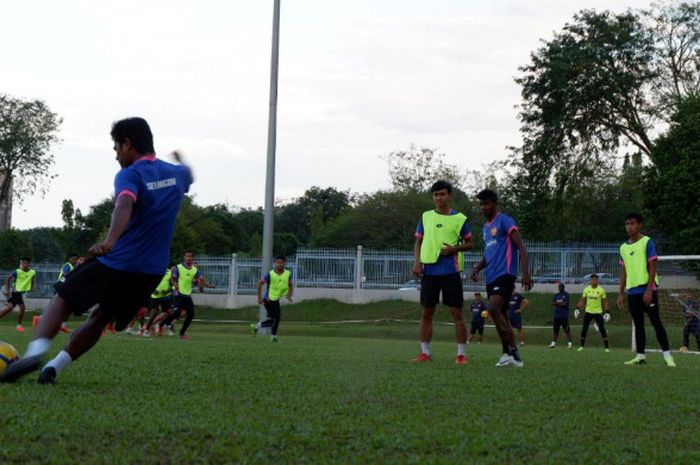 Ilham Udin sedang latihan bersama Selangor FA di Padang SUK pada Sabtu (3/2/2018). 