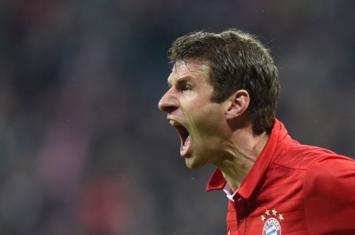 Striker Bayern Muenchen, Thomas Mueller, melakukan selebrasi setelah mencetak gol pertama timnya ke gawang PSV Eindhoven pada pertandingan penyisihan Grup D Liga Champions di Muenchen, Rabu (19/10/2016). 