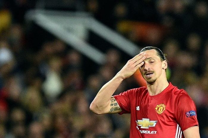 Reaksi striker Manchester United, Zlatan Ibrahimovic, saat melakoni laga leg kedua babak perempat final Liga Europa 2016-2017 melawan Anderlecht di Stadion Old Trafford, Manchester, (20/4/2017).