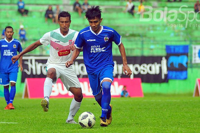 Striker Arema Indonesia, Mukhamad Zulkarnaen (kanan), berupaya mempertahankan penguasaan bola dari gangguan pemain PSID Jombang dalam laga terakhir putaran pertama Liga 3 Regional Jawa Timur di Stadion Gajayana Malang, Jawa Timur, Rabu (25/04/2018) sore.