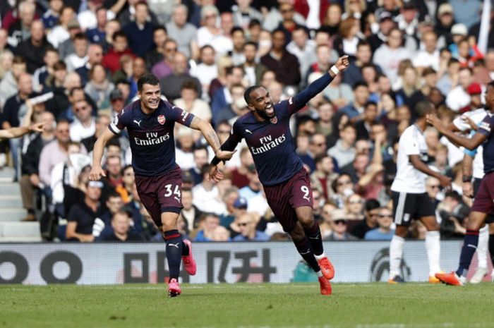 Penyerang Arsenal, Alexandre Lacazette, melakukan selebrasi setelah mencetak gol ke gawang Fulham pada laga lanjutan Liga Inggris di Stadion Craven Cottage, Minggu (7/10/2018) malam WIB.