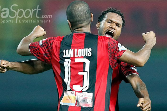 Pemain Persipura Jayapura, Ian Louis Kabes, merayakan gol bersama rekan setimnya seusai membobol gaw