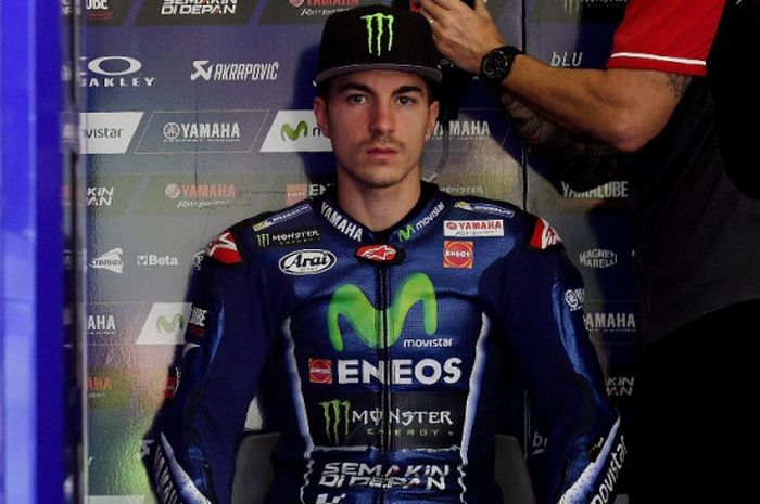 Pebalap Movistar Yamaha MotoGP asal Spanyol, Maverick Vinales, tengah bersiap di paddock timnya sebelum menjalani sesi latihan ketiga GP Malaysia di Sirkuit Sepang, 28 Oktober 2017.