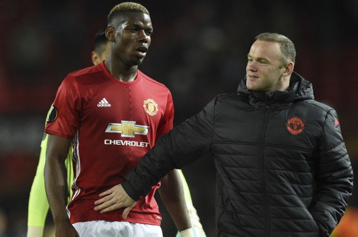 Gelandang Manchester United, Paul Pogba (kiri), berbincang dengan striker Wayne Rooney saat berjalan meninggalkan lapangan seusai laga leg dua perempat final Liga Europa 2016-2017 menghadapi Anderlecht di Stadion Old Trafford, Manchester, Inggris, pada 20 April 2017.