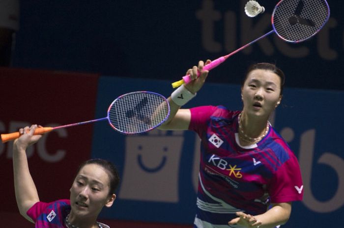 Pasangan ganda putri Korea Selatan, Lee So-hee (depan)/ Seung Shin-chan saat menjalani pertandingan melawan Stefani Stovea/Gabriella Stovea (Bulgaria) pada turnamen Indonesia Open di Istora Senayan, Jakarta, 4 Juli 2018.