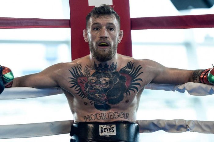 Conor McGregor ketika latihan sebelum bertanding melawan Floyd Mayweather Jr