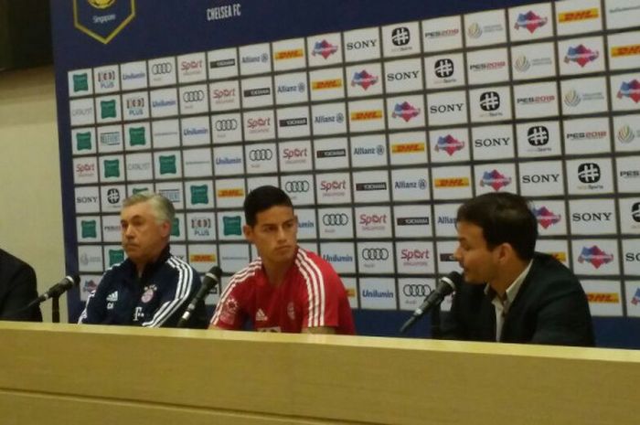 Pelatih Bayern Muenchen, Carlo Ancelotti (kedua dari kiri), dan James Rodriguez (kedua dari kanan) menjalani jumpa pers untuk International Champions Cup di Stadion Nasional Singapura, Senin (24/7/2017).