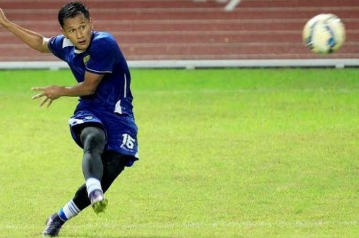 Striker muda Persib, Yandi Sofyan dalam sebuah latihan timnya di Stadion Wibawa Mukti, Cikarang, Kab