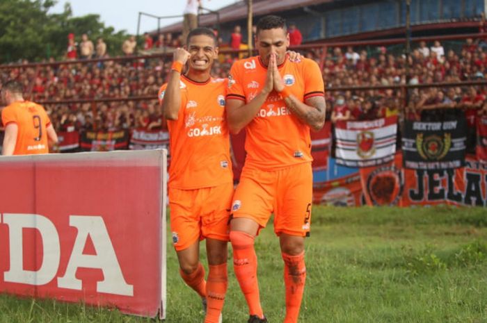 Bek Persija Jakarta, Jaimerson da Silva Xavier merayakan gol yang dicetaknya ke gawang tuan rumah PSM Makassar, bersama rekannya, Renan Silva, di Stadion Andi Mattalatta, Makassar, Jumat (16/11/2018).