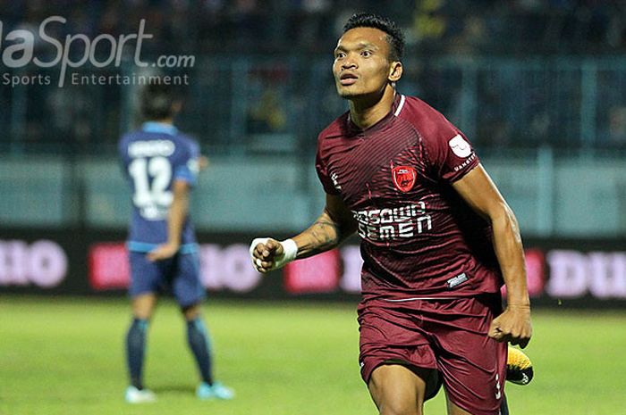 Striker PSM Makassar, Ferdinand Sinaga, melakukan selebrasi seusai mencetak gol ke gawang Arema FC dalam laga Pekan 22 Liga 1 di Stadion Kanjuruhan Malang, Jawa Timur, (30/08/2017).