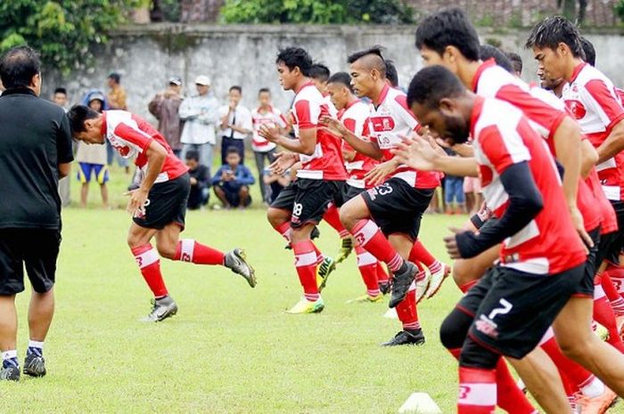 Pemain Madura United didampingi asisten pelatih Madura United, Winedy Purwito, melakukan pemanasan sebelum melakoni laga ekshibisi melawan klub Tunas Muda untuk memeriahkan pernikahan Bayu Gatra di Lapangan Glogowiro Kalisat Jember, Jawa Timur (16/1/2017).
