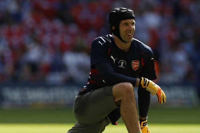 Kiper Arsenal, Petr Cech, melakukan pemanasan sebelum dimulainya laga final Piala FA kontra Chelsea di Stadion Wembley, London, Inggris, pada 27 Mei 2017.