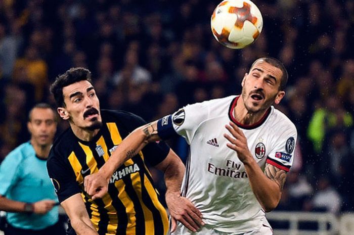 Bek AC Milan, Leonardo Bonucci (kanan), berebut bola dengan pemain AEK, Lazaros Christodoulopoulos, dalam laga lanjutan Grup D Liga Europa 2017-2018 di Stadion OAKA, Athena, pada 2 November 2017.