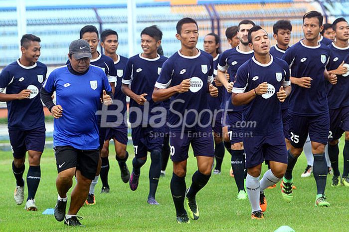 Pemain-pemain Persela Lamongan melakukan joging sebelum menjalani menu latihan di Stadion Surajaya Lamongan.