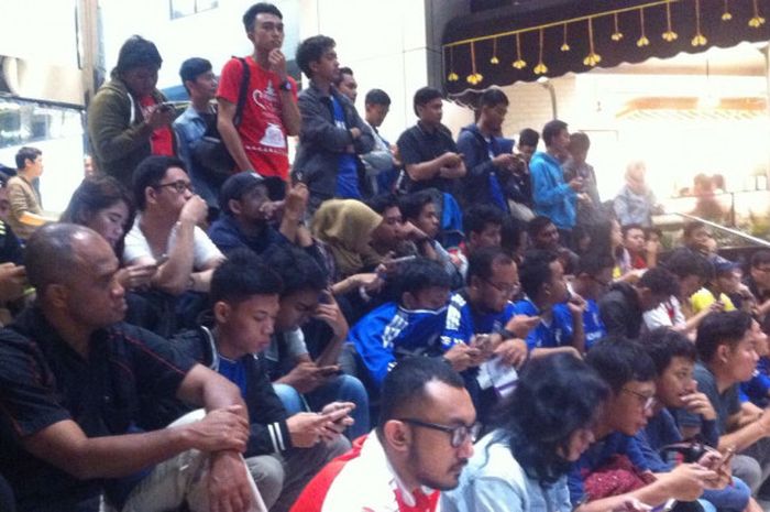 Suasana nobar Community Shield oleh BolaSport.com di FX Sudirman, Jakarta, Minggu (6/8/2017).