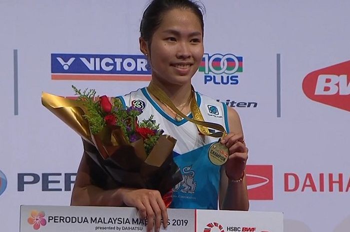 Ekspresi Ratchanok Intanon (Thailand) saat menerima medali usai memenangi partai final Malaysia Masters 2019 pada Minggu (20/1/2019).