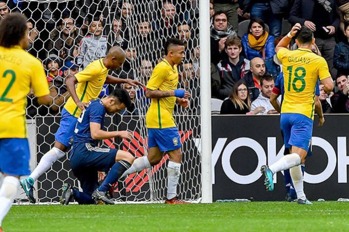   Penyerang timnas Brasil, Gabriel Jesus (tengah), melakukan selebrasi seusai mencetak gol ke gawang timnas Jepang dalam laga uji coba di Stadion Pierre Mauroy, Villeneuve d'Ascq, Prancis, pada 10 November 2017.  