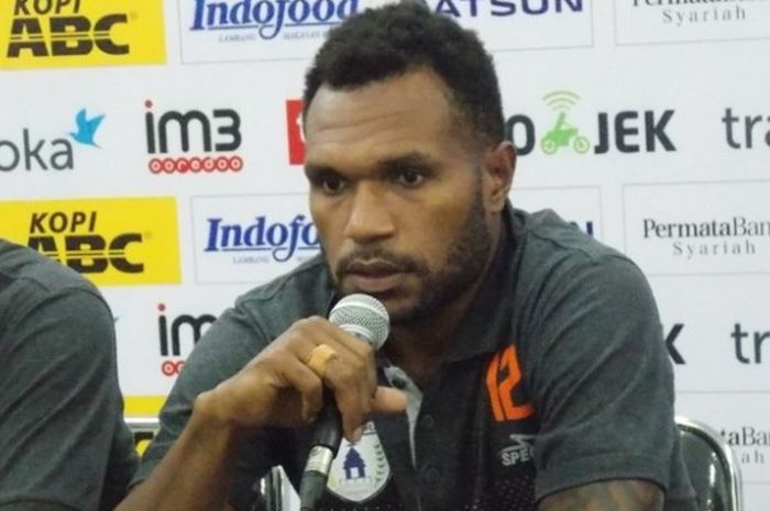 Gelandang Persipura Jayapura, Nelson Alom, dalam jumla pers seusai laga Liga 1 mengpadapi Persib Bandung di Stadion Gelora Bandung Lautan Api, Bandung, pada Minggu (7/5/2017).