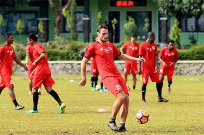 Perseru Serui menyeleksi pemain asal Belanda, Djamel Leeflang. 