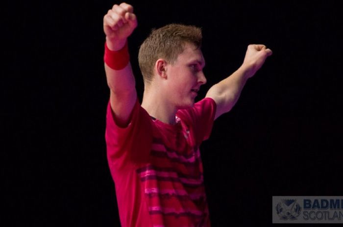 Pebulu tangkis Denmark, Viktor Axelsen, melakukan selebrasi setelah mengalahkan Lin Dan pada babak final BWF World Championships di Glasgow, Skotlandia (27/8/2017).  